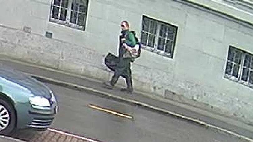 Das von der Polizei veröffentlichte Bild zeigt den Verdächtigen kurz vor der Tat. In der schwarzen Tasche dürfte sich die Kettensäge befinden.