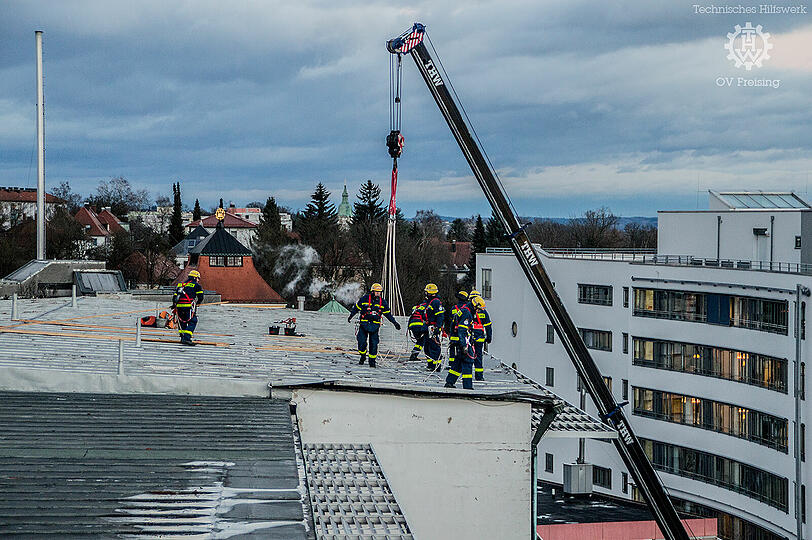 Sturmtief "Friederike" richtete am Dach des Josef-Hofmiller-Gymnasiums große Schäden an.