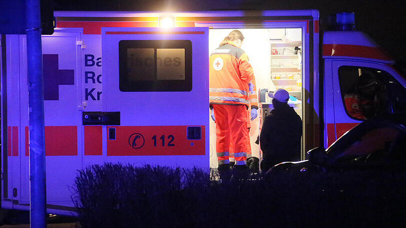 Beamte suchen nach den flüchtigen Tätern - Sanitäter versorgen die Verletzten. In Mühldorf am Inn haben sich am Freitag dramatische Szenen abgespielt.