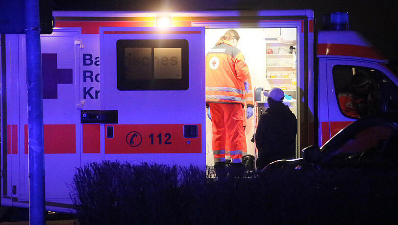 Beamte suchen nach den flüchtigen Tätern - Sanitäter versorgen die Verletzten. In Mühldorf am Inn haben sich am Freitag dramatische Szenen abgespielt. Beamte suchen nach den flüchtigen Tätern - Sanitäter versorgen die Verletzten. In Mühldorf am Inn haben sich am Freitag dramatische Szenen abgespielt.