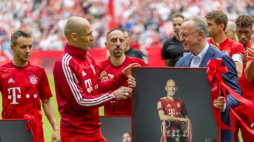 Zum Abschied bekommen Robben, Ribéry und Rafinha ein Bild überreicht.