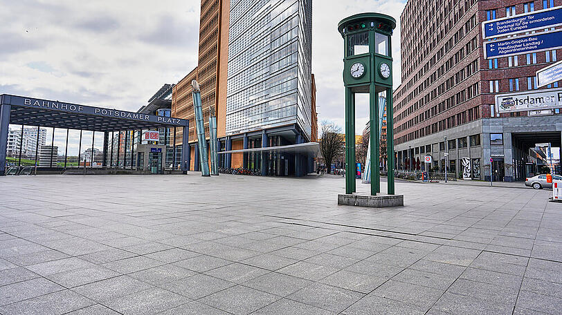 Wie ausgestorben: Der Potsdamer Platz in Berlin während der geltenden Ausgangsbeschränkung aufgrund der Corona-Krise.