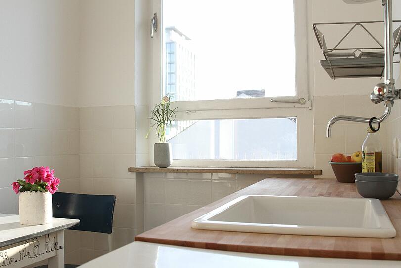 Die Stadt will das Haus in der Müllerstraße 6 abreißen und neu bauen. Die pfiffigen Aktionisten von Gold Grund haben jetzt in einer Guerilla-Aktion eine Wohnung in dem Haus renoviert. Die Bilder.