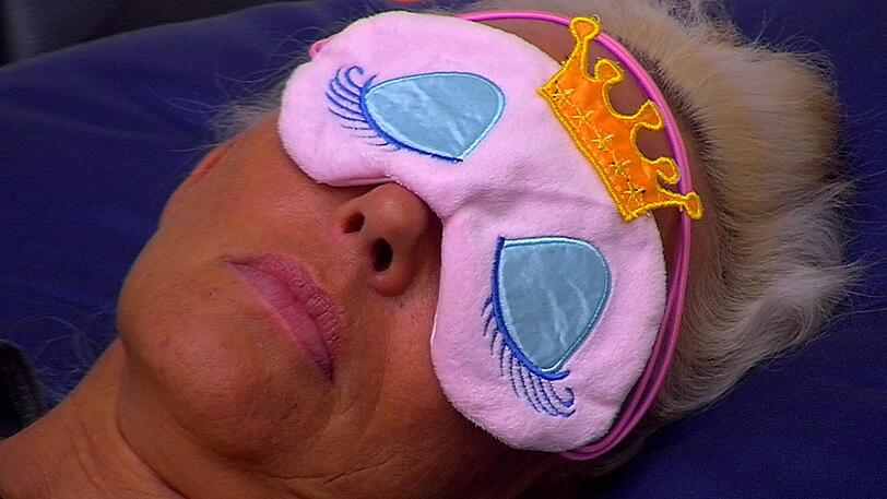 Träume süß, Natascha! Um den Schönheitsschlaf in ihrer neuen Herberge sicherzustellen, nutzt die Designerin eine plüschige Prinzessinnen-Schlafmaske.