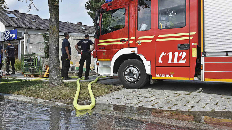 Die Feuerwehr pumpte 75.000 Liter Wasser aus der Doppelhaushälfte.
