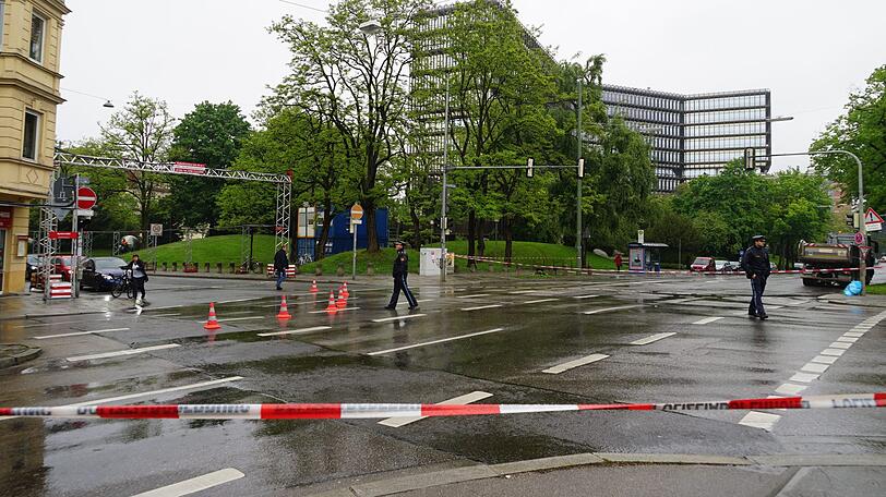 Nach dem Unfall hat die Polizei die Kreuzung an der Corneliusbrücke komplett abgesperrt.