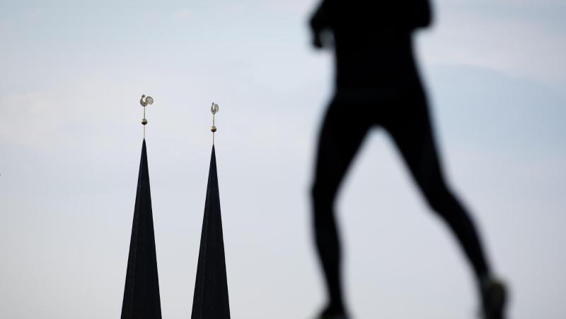 Eine Jogger läuft vor den Türmen einer Kirche. Foto: Friso Gentsch/dpa/Symbolbild Eine Jogger läuft vor den Türmen einer Kirche. Foto: Friso Gentsch/dpa/Symbolbild