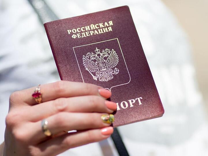 Menschen mit ständigem Wohnsitz in "einzelnen Kreisen" der Gebiete von Donezk und Luhansk können künftig in einem "vereinfachten Verfahren" russische Staatsbürger werden.