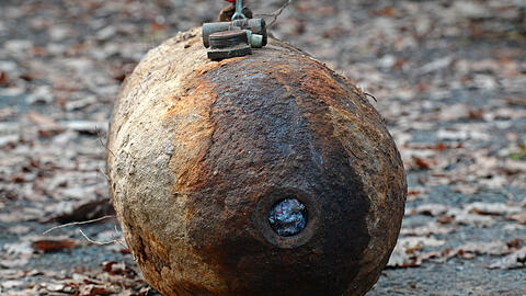 Die Bombe aus dem Zweiten Weltkrieg wurde in einem Waldstück gefunden. (Symbolbild)