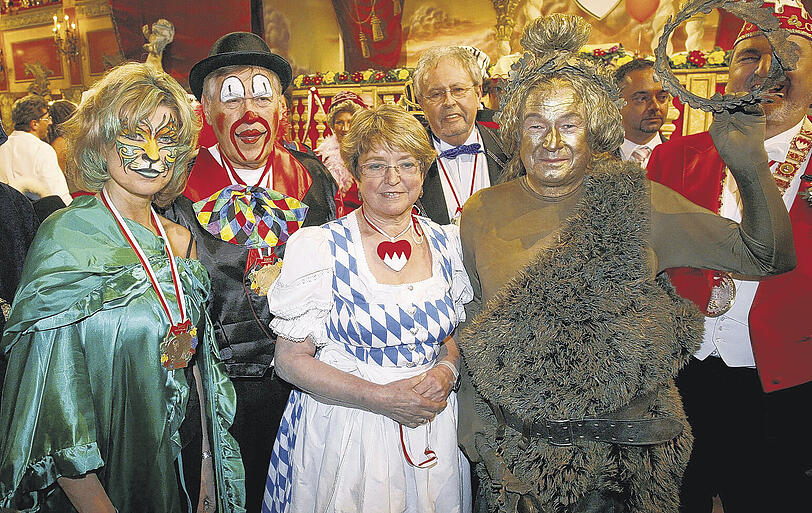 &bdquo;Bavaria&ldquo; Günther Beckstein mit Gefolge (v. re.): Ehefrau Marga als Oktoberfestbraut, Wirtschaftsminister Michael Glos als Clown und Dagmar Wöhrl als Schmetterling.