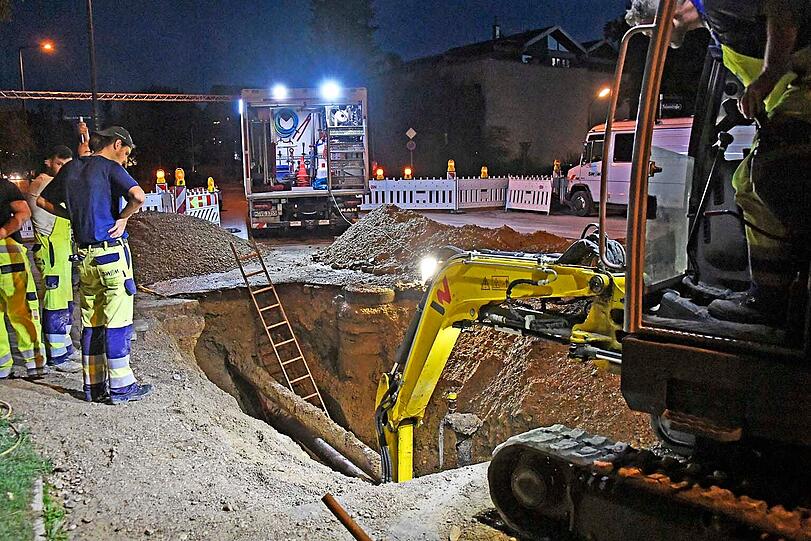 Die Straße wurden an zwei Stellen aufgegraben, um das Leck in der Leitung zu finden.