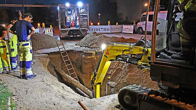 Die Straße wurden an zwei Stellen aufgegraben, um das Leck in der Leitung zu finden. Die Straße wurden an zwei Stellen aufgegraben, um das Leck in der Leitung zu finden.