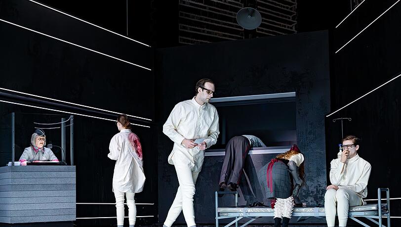 "Das Schloss" im Residenztheater