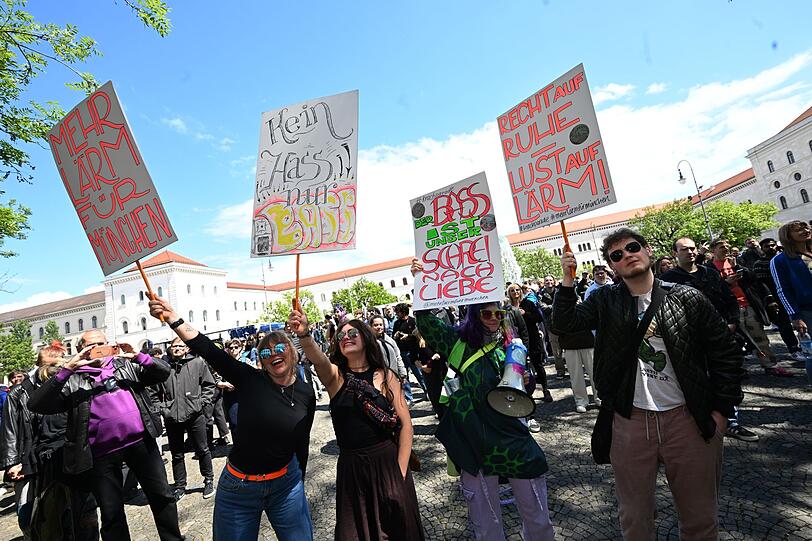 Mehrere Tausend Menschen nehmen in München an der "Krachparade" teil. Mehrere Tausend Menschen nehmen in München an der "Krachparade" teil.