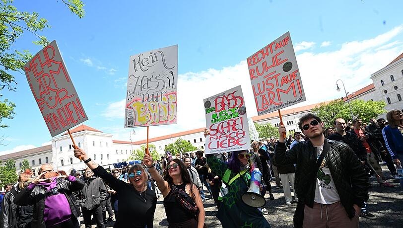 Mehrere Tausend Menschen nehmen in München an der "Krachparade" teil. Mehrere Tausend Menschen nehmen in München an der "Krachparade" teil.