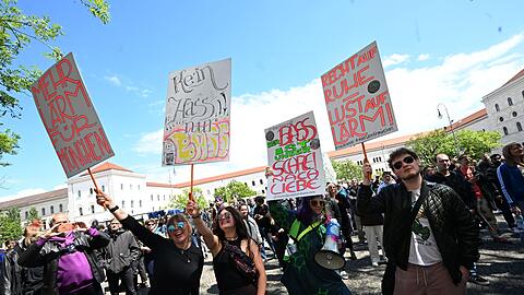 Mehrere Tausend Menschen nehmen in M&uuml;nchen an der "Krachparade" teil.
