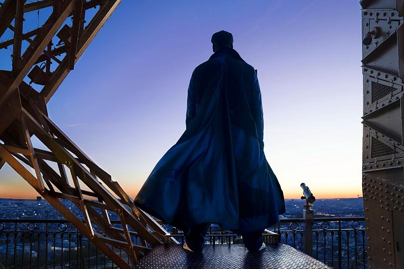 Paris zu seinen F&uuml;&szlig;en: "Lupin" wacht wieder &uuml;ber seine Stadt.