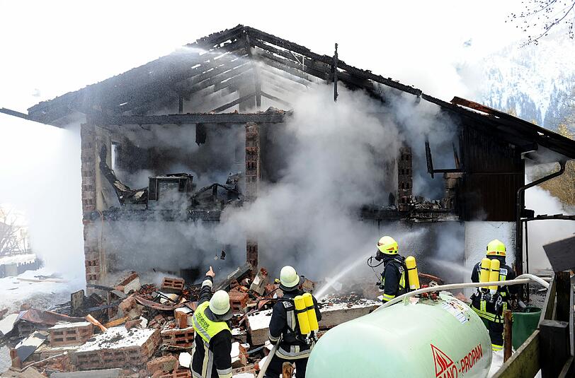 Eine Explosion hat am Donnerstag eine Doppelhaushälfte in Schliersee zerstört. Eine 35 Jahre alte Bewohnerin habe die Explosion telefonisch angekündigt, erklärte die Polizei. Die Bilder vom ausgebrannten Haus!