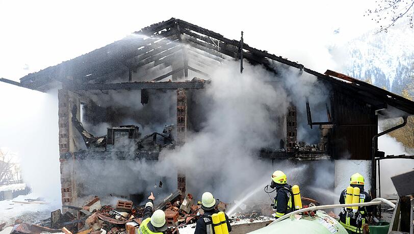 Eine Explosion hat am Donnerstag eine Doppelhaushälfte in Schliersee zerstört. Eine 35 Jahre alte Bewohnerin habe die Explosion telefonisch angekündigt, erklärte die Polizei. Die Bilder vom ausgebrannten Haus! Eine Explosion hat am Donnerstag eine Doppelhaushälfte in Schliersee zerstört. Eine 35 Jahre alte Bewohnerin habe die Explosion telefonisch angekündigt, erklärte die Polizei. Die Bilder vom ausgebrannten Haus!
