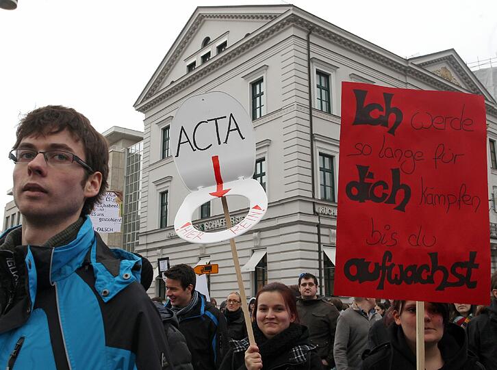 Affige Kostüme, witzige Plakate und viele Masken: Die Bilder von der Anti-ACTA-Demo in München
