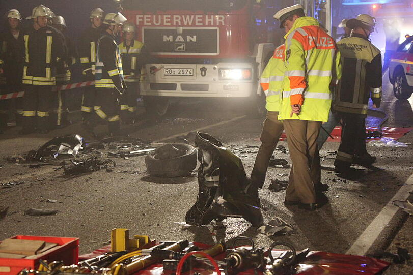 In der Nacht von Dienstag auf Mittwoch ereignete sich ein schlimmer Verkehrsunfall. Die B15 bei Rosenheim war vier Stunden gesperrt.