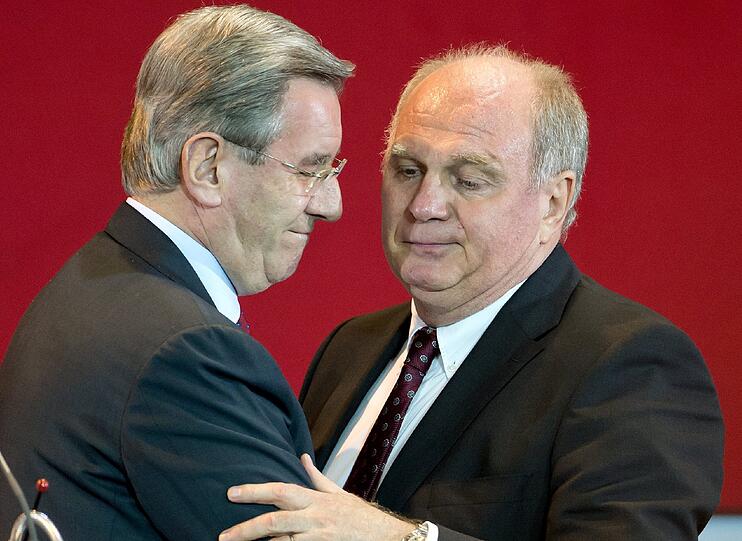 Der neue und der alte Präsident: Karl Hopfner (l.) und Uli Hoeneß am 2. Mai im Audi Dome.