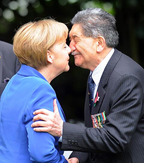 Mit einem traditionellen Maori-Willkommensritual, bei dem die Nasen aneinandergedrückt werden, wird Angela Merkel in Auckland begrüßt.