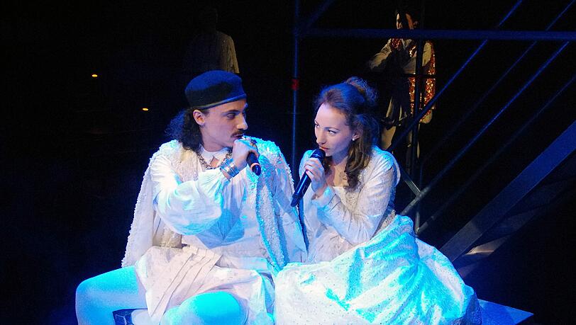 Markus Campana und Regina Speiseder als Liebespaar. Markus Campana und Regina Speiseder als Liebespaar.