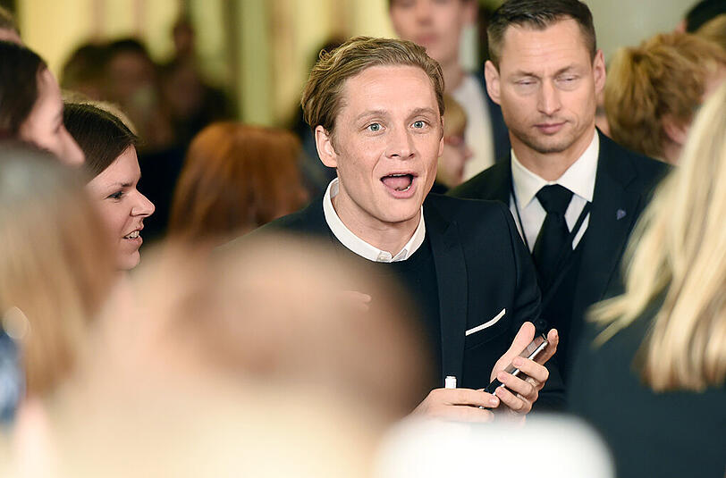 Schweighöfer lacht, als er mit Besuchern bei der Premiere des Films "Der geilste Tag" Selfies macht.