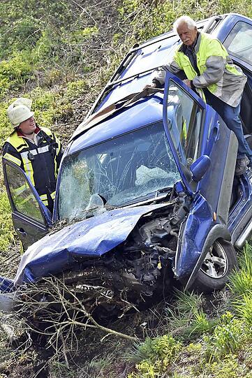 Tödlicher Unfall bei Eitting im Landkreis Erding. Der Fahrer verstarb noch am Unfallort.