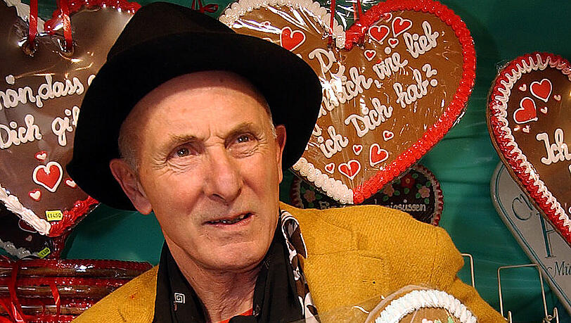 Der Schriftsteller und Filmemacher Herbert Achternbusch auf dem Oktoberfest von 2004. Der Schriftsteller und Filmemacher Herbert Achternbusch auf dem Oktoberfest von 2004.