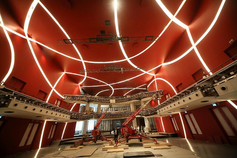 Kräftige Farben: Das Herzstück des Deutschen Theaters ist der Zuschauerraum mit der neuen Bühne. Hier wird noch kräftig gearbeitet.