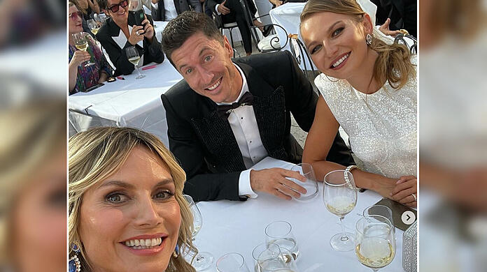 Heidi Klum in Selfie-Laune: An ihrem Tisch saßen auch Robert Lewandowski und Ehefrau Anna.