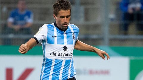 Stefan Lex von München spielt den Ball.
