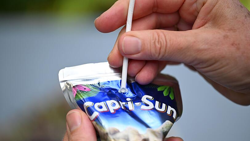 Capri-Sun k&auml;mpft seit zwei Jahren um eine R&uuml;ckkehr zu Plastikstrohhalmen &ndash; Kunden h&auml;tten sich etwa &uuml;ber den Papiergeschmack beim Trinken beschwert, sagt das Unternehmen. (Symbolbild)