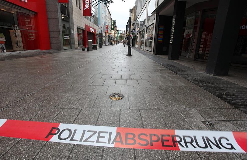 Kein Durchgang - in Koblenz mussten 45.000 Bürger bis Sonntag ihre Häuser verlassen: Zwei Weltkriegsbomben und ein Fass mit Chemikalien, die im Rhein liegen, sollen entschärft und unschädlich gemacht werden.