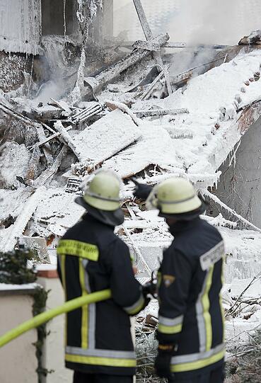 Das teilweise eingestürzte und ausgebrannte Einfamilienhaus in Ingolstadt.
