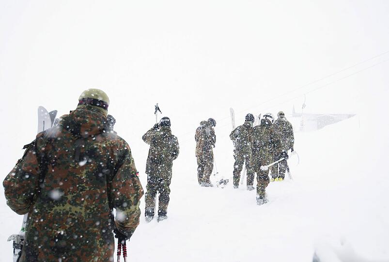 Schnee, Eis und zahlreiche Unfälle - die Bilder vom Wintereinbruch in Bayern