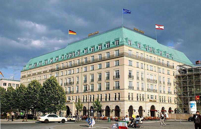 3) &bdquo;FELIX&ldquo;: Der Berliner Kult-Klub in der Behrenstraße 72 an der Rückseite von Berlins Prachthotel &bdquo;Adlon&ldquo; (Bild). Dort ließen es die Bayern 2010 bis sechs Uhr morgens krachen. Auch in all den Jahren zuvor nach den Pokalsiegen. Es wäre eher ein überraschendes Comeback &ndash; zumal dienstags normalerweise geschlossen ist. Aber das ließe sich klären.