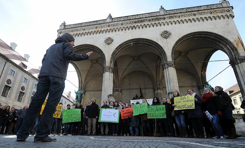 Ja, zum zweiten Konzertsaal - die Bilder von der Kundgebung am Odeonsplatz.