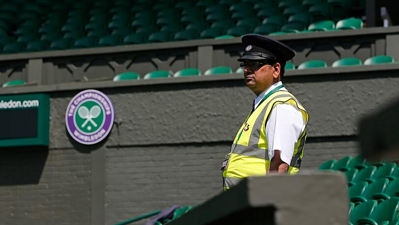 Der Centre Court in Wimbledon musste wegen eines Feuer evakuiert werden. Der Centre Court in Wimbledon musste wegen eines Feuer evakuiert werden.