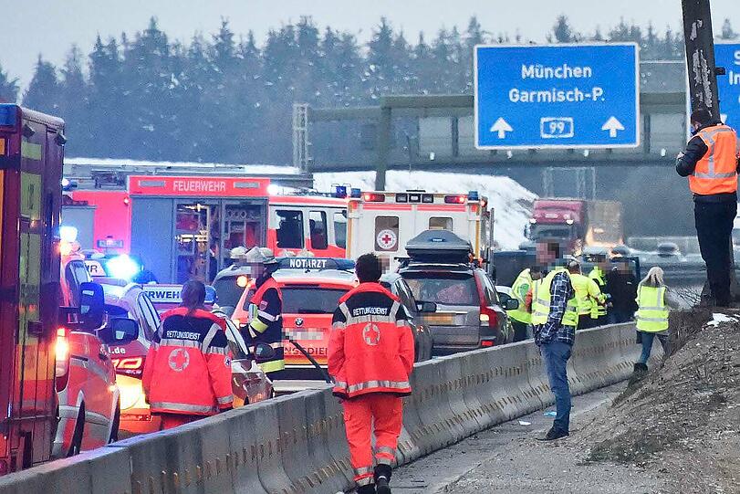 Bilder vom Unfall auf der A 99 bei Ottobrunn.
