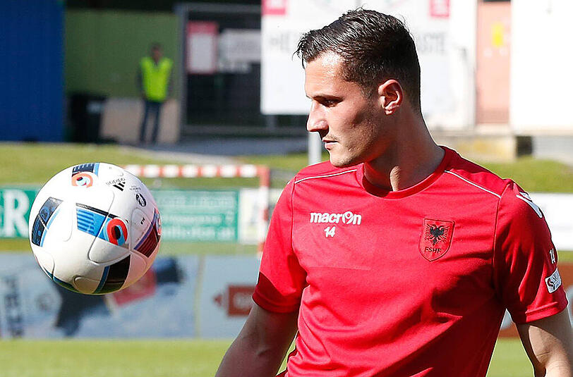 ALBANIEN Taulant Xhaka (28, Mittelfeld, FC Basel): Das Duell mit der Schweiz wird ohnehin ein Spiel von Albanien gegen Albanien II, doch Xhaka verleiht ihm noch eine besondere Note. Taulant, 25, geboren in Basel, spielt gegen seinen Bruder Granit, 23, geboren in Basel. Taulant spielt für Albanien, Granit Xhaka, der von Borussia Mönchengladbach zum FC Arsenal wechselt, entschied sich für die Schweiz. Er spielt am 11. Juni gegen seinen Bruder - und das Heimatland seiner Eltern.