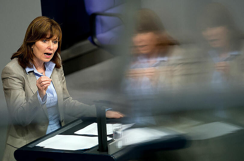 Petra Hinz (SPD) am 01.02.2013 in Berlin während einer Sitzung des Bundestags.
