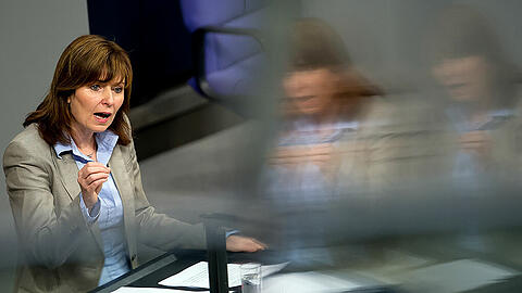 Petra Hinz (SPD) am 01.02.2013 in Berlin während einer Sitzung des Bundestags.