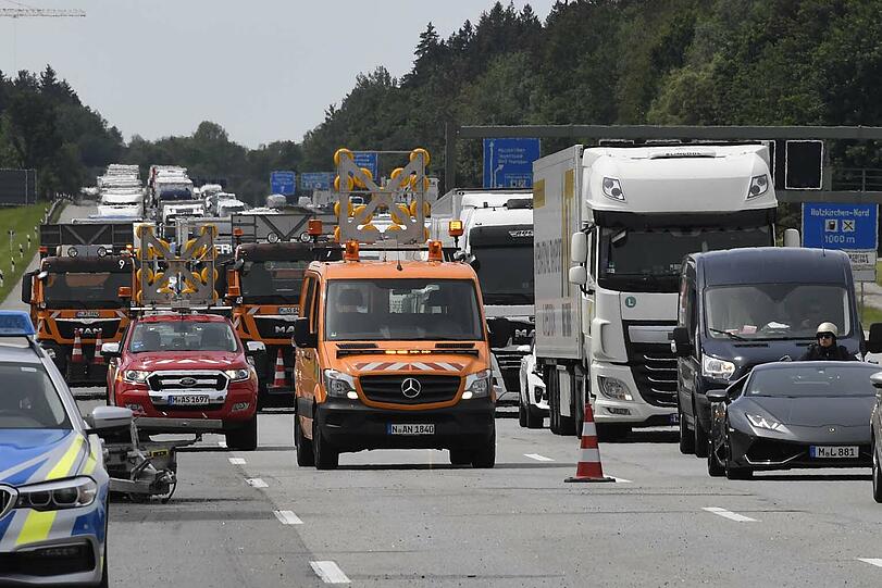 Die Bergungsarbeiten zogen sich in die Länge, weil letztlich neun Pkw (davon acht Neuwagen), ein Pkw-Anhänger, ein kompletter Sattelzug sowie ein Lkw-Anhänger abgeschleppt werden mussten. Zusätzlich luden die Einsatzkräfte noch reichlich Schotter um.
