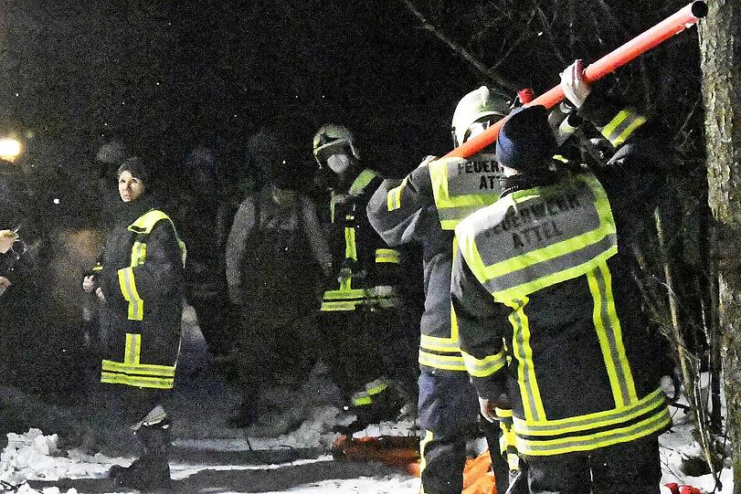 Eine Reiterin war am Montagnachmittag mit der Stute Shakira ausgeritten und dann nahe der Mündung in den Staudhamer See mit dem Tier in das Eis eines zufließenden Baches eingebrochen.
