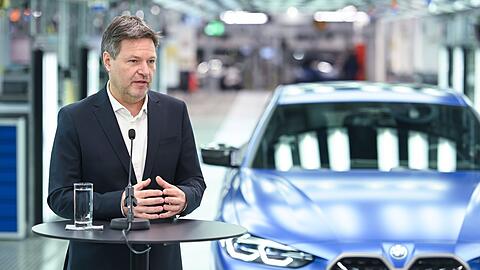 Im Januar hat sich Bundeswirtschaftsminister Robert Habeck (Grüne) bei BMW in München über die Umstellung der Fahrzeugproduktion vom Verbrennungs- zum Elektromotor informiert.