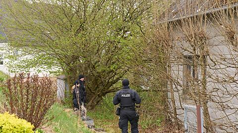 Die Polizei durchsucht in der Region immer wieder verschiedene Orte.