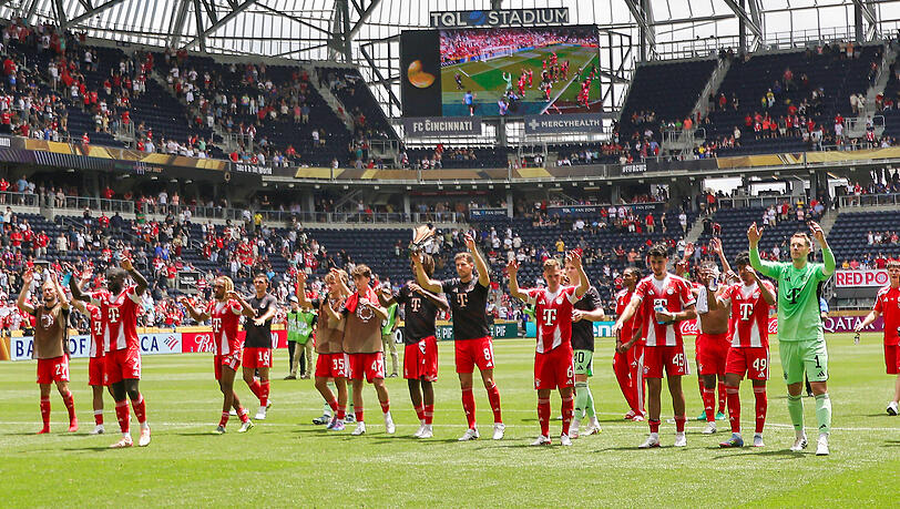 Der FC Bayern feiert vor den eigenen Fans in Cincinnati.
